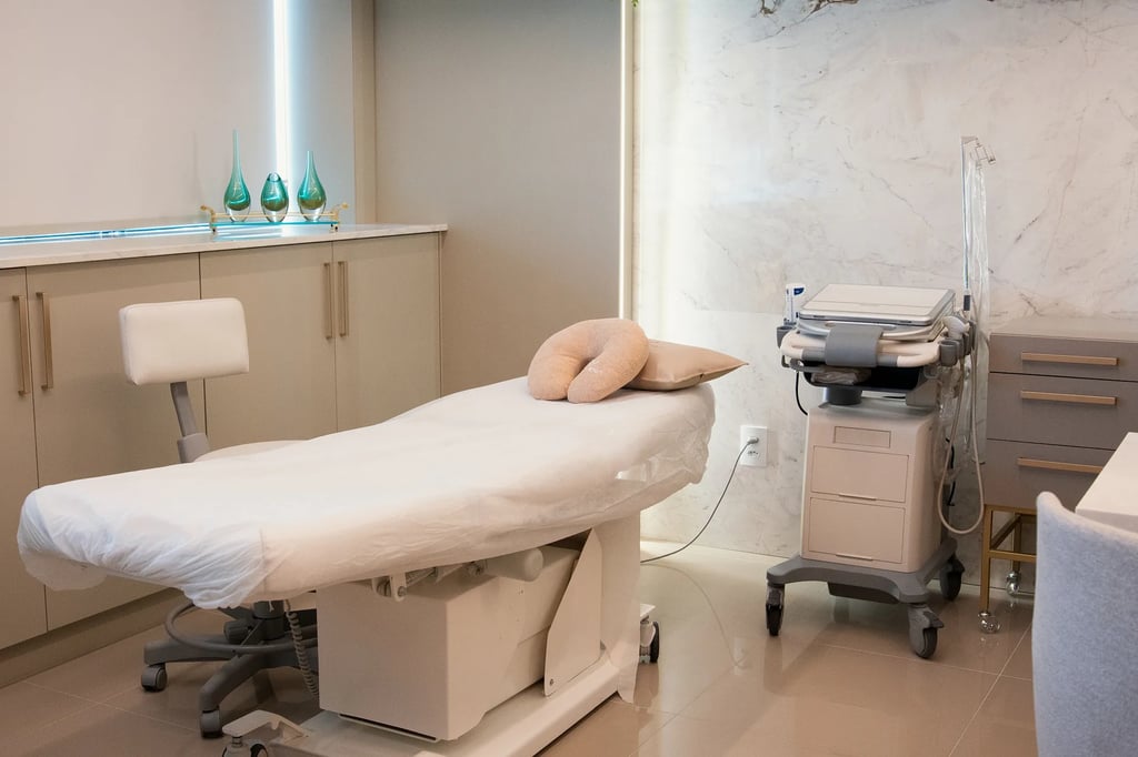 Sala de procedimentos da Clínica La Vena com maca e aparelho de ultrassom Doppler