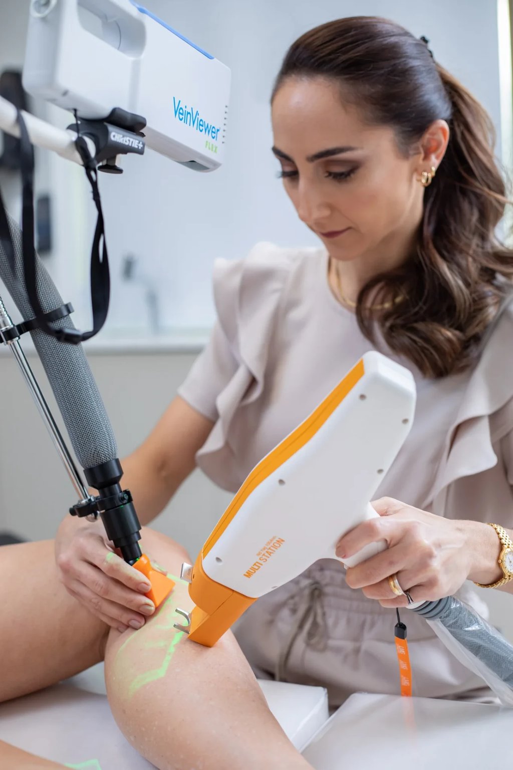 Dra. Raffaela Federico aplicando laser transdérmico em vasinhos, com VeinViewer, na sala de procedimentos da Clínica La Vena