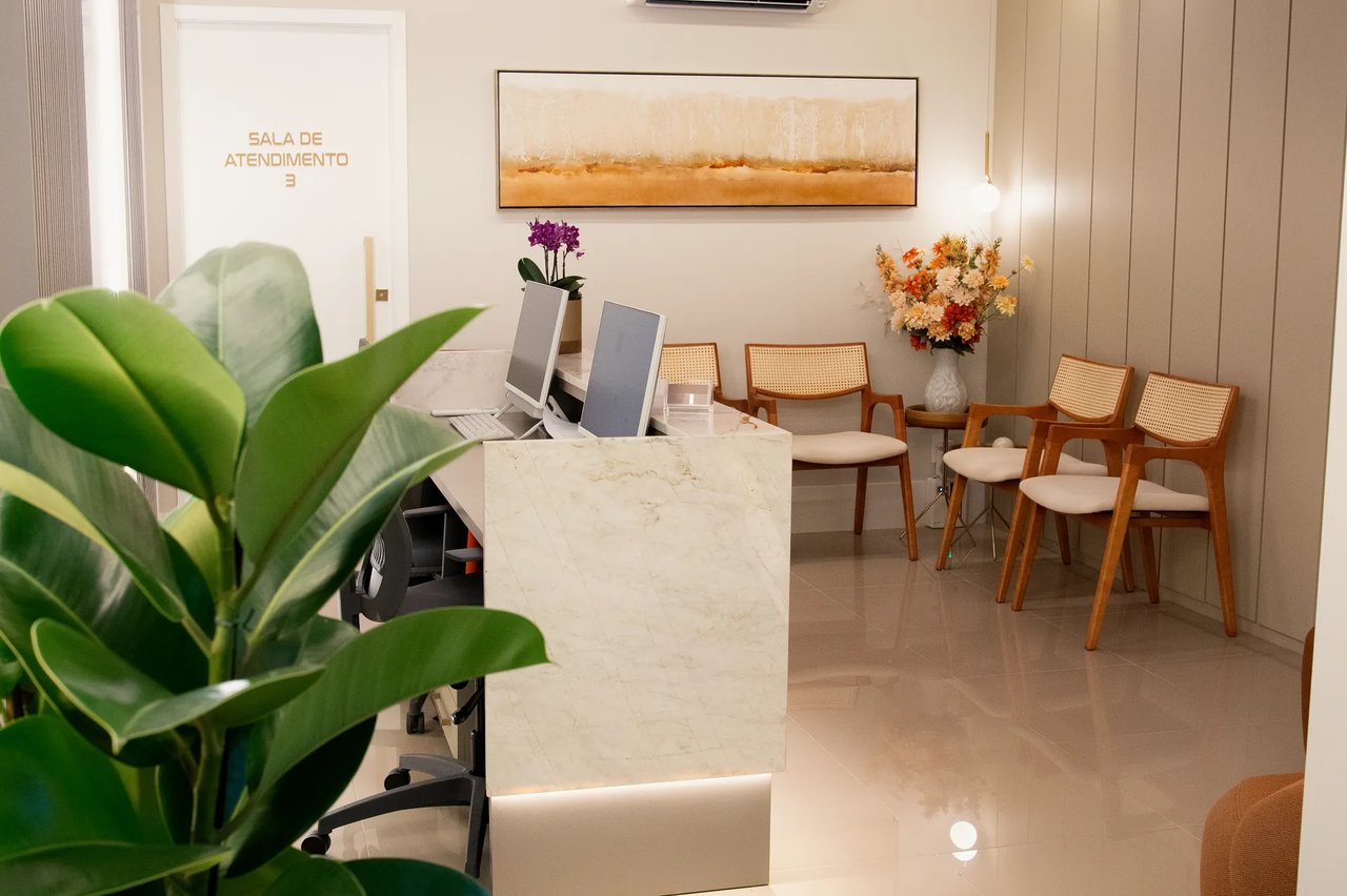 Recepção da Clínica La Vena com balcão de mármore e atendimento aos pacientes